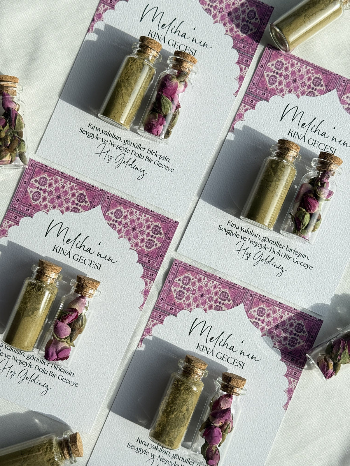 Kına-Gastgeschenk mit Rosenknospen | Oriental